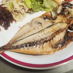 フライパンで焼く、アジの開き